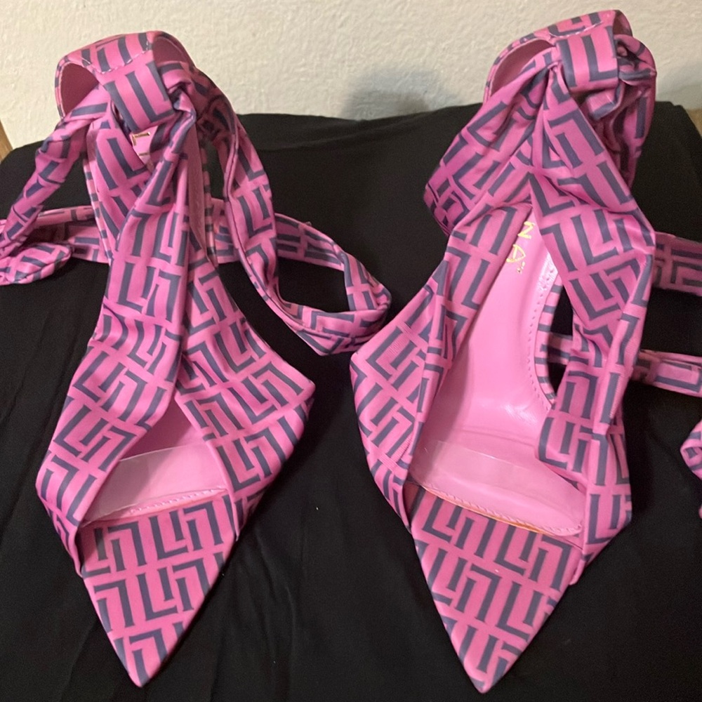 Super Sexy Pink/Black shoe
Tie up on legs
Pointed Toe
Clear toe band
BRAND NEW